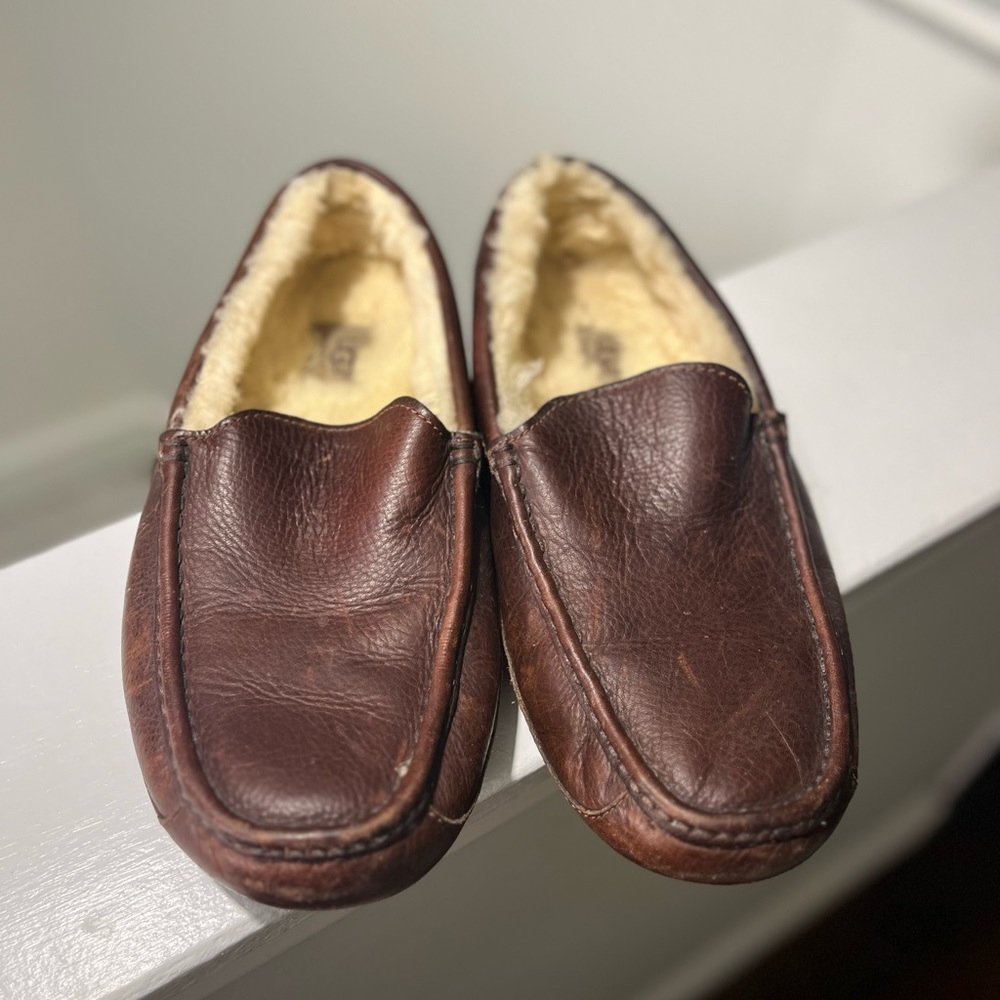 Ugg men 9 moccasins brown leather
